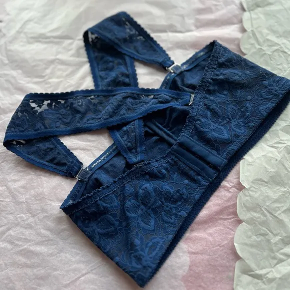EUC Wonderbra 34A blue lace wireless convertible strapless halter crossback bra