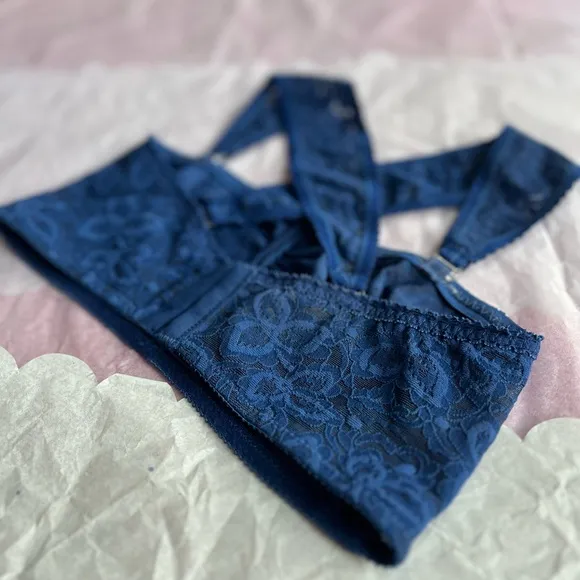 EUC Wonderbra 34A blue lace wireless convertible strapless halter crossback bra