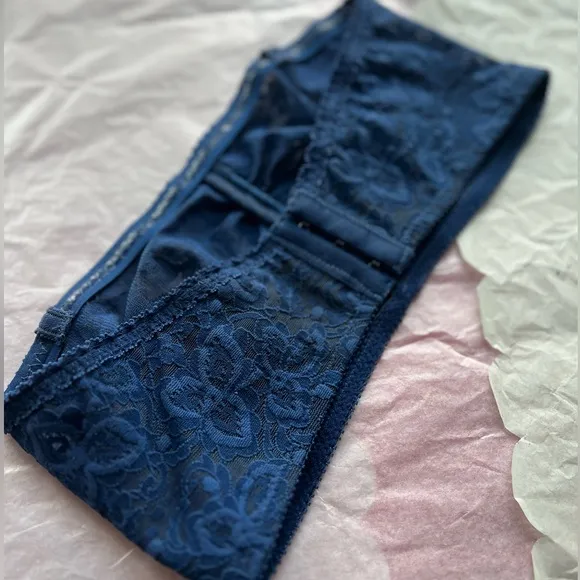 EUC Wonderbra 34A blue lace wireless convertible strapless halter crossback bra