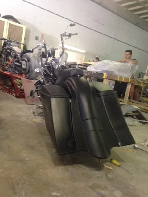 Harley Davidson 6" Heritage Softail Out & Down Extended Saddlebags, 6 x 9 Speaker Lids   LED Fender No Cutouts