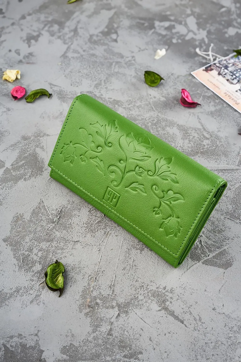 Women`s natural grain leather wallet